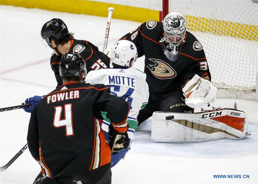 (SP)U.S.-ANAHEIM-NHL-DUCKS-CANUCKS