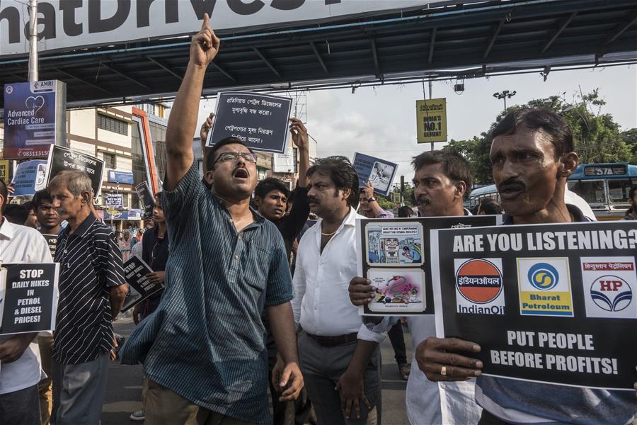 NDIA-KOLKATA-PROTEST-FUEL PRICE HIKE