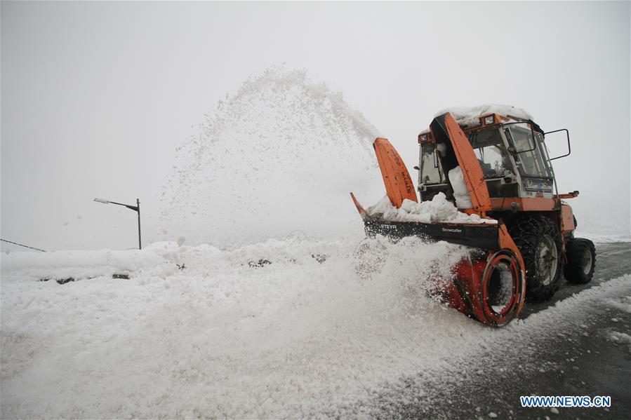 KASHMIR-SRINAGAR-SNOWFALL