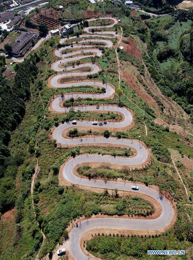 CHINA-YUNNAN-WINDING ROAD-SCENERY (CN)