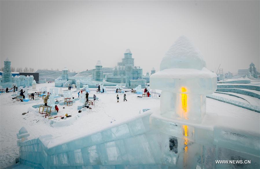 CHINA-HEILONGJIANG-HARBIN-ICE SCULPTURE (CN)