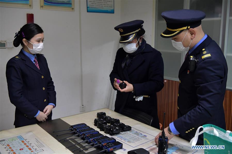 CHINA-JIANGXI-NANCHANG-CORONAVIRUS-RAILWAY STATION-COUPLE (CN)