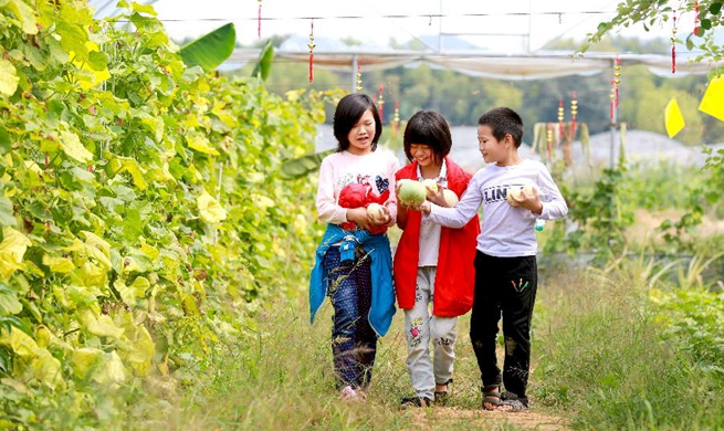 Tourists enjoy National Day holiday across China