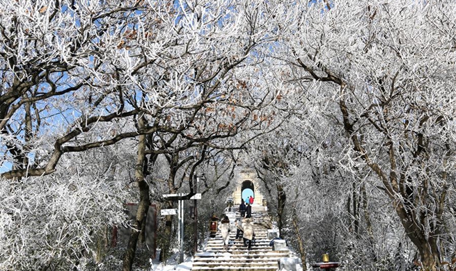 Snow scenery at Yu'nyu Peak in Huaguo Mountain scenic area