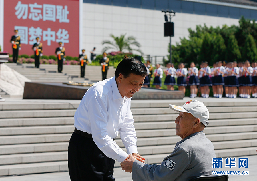 7月7日，纪念全民族抗战爆发80周年仪式在中国人民抗日战争纪念馆举行。中共中央政治局常委、中央书记处书记刘云山出席仪式并讲话。这是仪式开始前，刘云山与老八路代表握手。新华社记者崔新钰摄