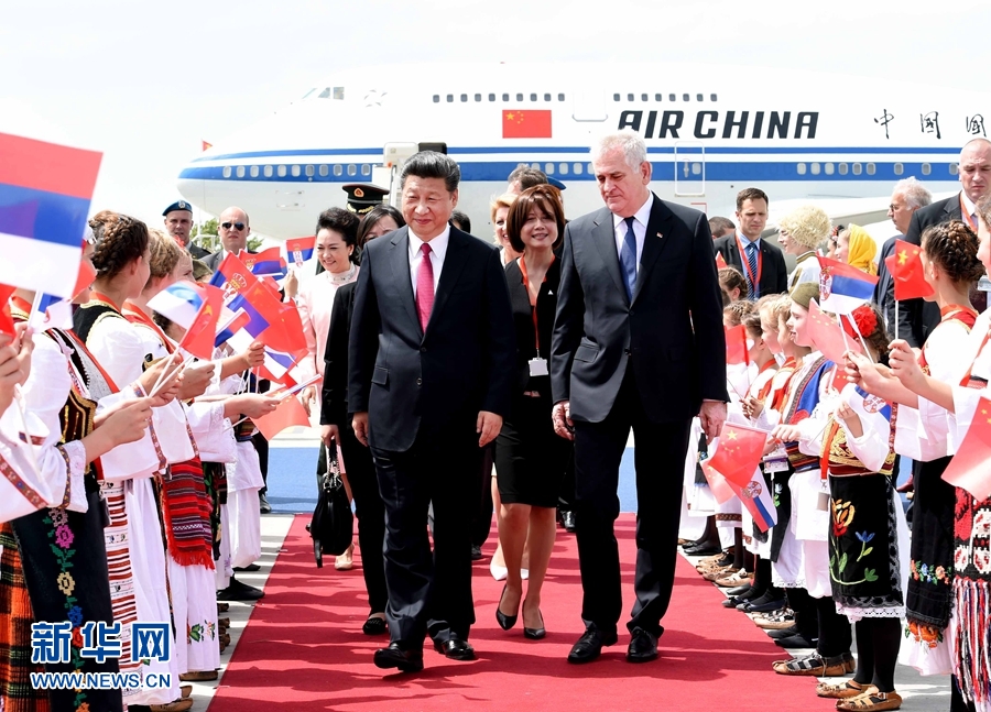 6月17日，国家主席习近平乘专机抵达贝尔格莱德，开始对塞尔维亚共和国进行国事访问。习近平和夫人彭丽媛在机场受到塞尔维亚总统尼科利奇夫妇的热情迎接。新华社记者 饶爱民 摄